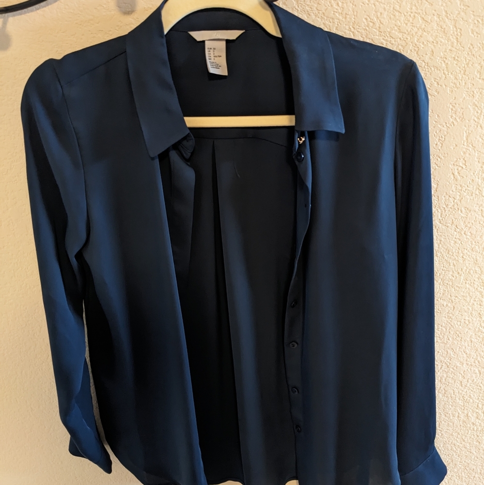 H&M dark blue blouse, size XS, size 2. Business casual professional. NWOT.